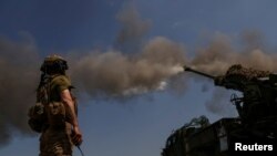 Ukrajinski vojnik 57. motorizovane pješadijske brigade Kost Hordijenka ispaljuje haubicu 2S22 Bohdana prema ruskim trupama na položaj u blizini grada Bakhmut u oblasti Donjeck, Ukrajina, 5. jula 2023.