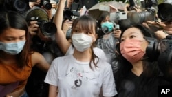 资料照片: 前香港众志副秘书长周庭(中)