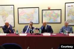 Chapdan professor Fred Starr, Ozarbayjonning AQShdagi elchisi Xazar Ibrohim, O'zbekistonning AQShdagi elchisi Furqat Sidiqov va ekspert Svante Kornell, Markaziy Osiyo-Kavkaz instituti, AQSh Tashqi aloqalar kengashi, Vashington, 2-noyabr, 2023