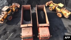 Kendaraan-kendaraan pengangkut batu bara tampak terlihat di terminal batu bara Pelabuhan Lianyungang di Provinsi Jiangsu, China timur. (Foto: AFP)