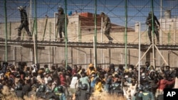 مراکش سے سپین جانے والے تارکین وطن کو روکنے کے لئے میلیا کی سرحد بند کر دی گئی
اے پی فوٹو ۔ 