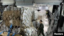 Bantuan kemanusiaan untuk Gaza dimasukan ke dalam pesawat Angkatan Udara Prancis sebelum berangkat dari pangkalan udara Orleans, Prancis, pada 4 November 2023. (Foto: Reuters/Clotaire Achi)