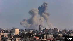 Фотографијата направена од Рафа покажува чад над Кан Јунис во јужниот дел на појасот Газа за време на израелското бомбардирање на 11 март 2024 година, во услови на тековни битки меѓу Израел и палестинската милитантна група Хамас