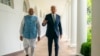 Presiden AS Joe Biden (kanan) dan Perdana Menteri India Narendra Modi berjalan bersama di area Gedung Putih, Washington, pada 22 Juni 2023. (Foto: Evan Vucci/Pool/AFP)