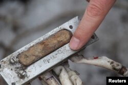 6일 우크라이나 하르키우에서 검찰 관계자가 러시아가 사용한 북한제 미사일로 추정되는 미사일 잔해를 공개했다.