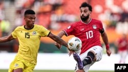 Mohamed Salah, blessé aux ischio-jambiers de la jambe gauche contre le Ghana jeudi, manquera ainsi le dernier match du groupe B contre le Cap-Vert et l'éventuel huitième de finale en cas de qualification. (Photo by FRANCK FIFE / AFP)