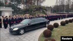 지난해 12월 27일 북한 노동당 중앙위원회 전원회의에 참석하는 최고위급 간부들이 메르세데스 벤츠 승용차를 타고 회의장에 도착하고 있다. 사진 = 조선중앙통신 영상 캡처.