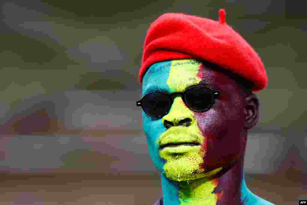 Un supporter malien applaudit avant le match de football du groupe E de la Coupe d&#39;Afrique des Nations (CAN) 2024 entre la Tunisie et le Mali au stade Amadou Gon Coulibaly à Korhogo le 20 janvier 2024.