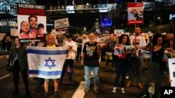 គ្រួសារ និងមិត្តភ័ក្តិរបស់ចំណាប់ខ្មាំងប្រហែល ២៤០នាក់ ដែលក្រុមហាម៉ាស់ឃុំខ្លួននៅហ្គាហ្សា អំពាវនាវឱ្យអ៊ីស្រាអែលនាំពួកគេទៅផ្ទះក្នុងអំឡុងពេលបាតុកម្មនៅទីក្រុង Tel Aviv ប្រទេសអ៊ីស្រាអែល ថ្ងៃទី២១ ខែវិច្ឆិកា ឆ្នាំ២០២៣។