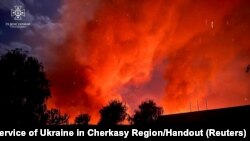ภาพของไฟลุกไหม้ที่บริเวรโกดังเก็บธัญพืช ในเมืองอูมาน เขตปกครองเชอร์คาซี ของยูเครน ระหว่างการโจมตีโดยโดรนของรัสเซีย เมื่อวันที่ 1 ต.ค. 2023