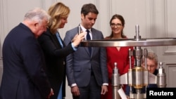 法国官员参加将议会通过的保障堕胎权的宪法修正案加盖印章的仪式。(2024年3月8日)