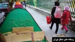 برخی از کارگران به دلیل ناتوان بودن در پرداخت اجاره، در چادر زندگی می‌کنند