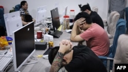 Sekelompok orang berkewarganegaraan China ditahan saat penggerebak sindikat penipuan berkedok cinta yang berhasil menipu ratusan korban warga China, di Kawasan Industri Kara di Batan, Provinsi Riau, 29 Agustus 2023. (Foto: AFP)