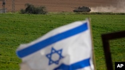 រថក្រោះរបស់ទាហាន​អ៊ីស្រាអែល​ប្រតិបត្តិការ​នៅក្បែរព្រំដែនតំបន់ហ្កាហ្សា កាលពីថ្ងៃទី ៦ ខែមីនា ឆ្នាំ២០២៤។