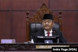Ketua MKMK, Jimly Asshiddiqie membacakan putusan dugaan pelanggaran etik hakim Mahkamah Konstitusi di Jakarta, Selasa (7/11).