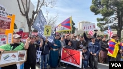 中国民主教育基金会主席方政带领成员参加了在中国驻旧金山领事馆前举行的纪念西藏起义65周年的集会。（周星晨摄影）