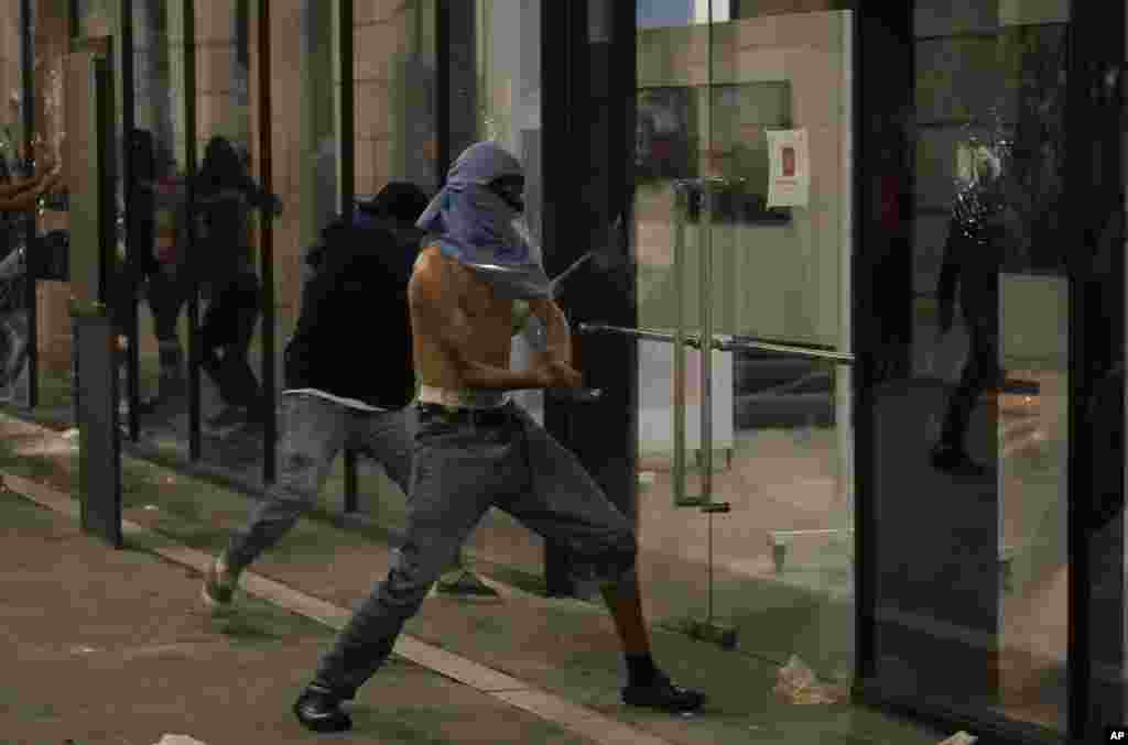 Demonstrators attack a building in downtown Guatemala City during a national strike, Oct. 9, 2023.&nbsp;People are protesting to support President-elect Bernardo Arévalo after Guatemala&#39;s highest court upheld a move by prosecutors to suspend his political party over alleged voter registration fraud. (AP Photo/Moises Castillo)