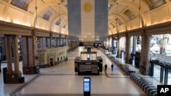 Stasiun kereta api Retiro di Buenos Aires tampak kosong saat serikat pekerja di Argentina melakukan aksi mogok massal pada pada 9 Mei 2024. (Foto: AP/Rodrigo Abd)