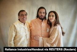 Mukesh Ambani, Ketua Reliance Industries, istrinya Nita Ambani dan putra mereka Anant Ambani (tengah) berpose selama perayaan pra-pernikahan (foto: dok).