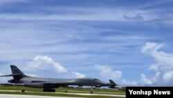 북한의 포위사격 위협을 받고 있는 괌 앤더슨 공군기지에서 장거리 전략폭격기 B-1B '랜서'가 대기하고 있다. 미 공군에 따르면 북한에서 2천100마일(3천379㎞)가량 떨어진 괌에는 현재 6대의 B-1B가 배치돼 있다. 