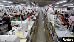 កម្មករ​ធ្វើ​ការ​នៅ​រោងចក្រ​វាយនភ័ណ្ឌ TAL នៅ​ក្នុង​ខេត្ត Vinh Phuc ប្រទេស​វៀតណាម កាលពី​ថ្ងៃទី២៣ ខែឧសភា ឆ្នាំ២០១៧។