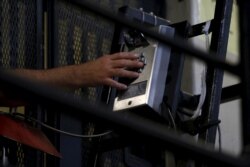 Seorang terpidana mati menggunakan telepon dari selnya di Blok Timur Penjara Negara Bagian San Quentin di San Quentin, California, 29 Desember 2015. Gambar diambil 29 Desember 2015. (REUTERS/Stephen Lam)