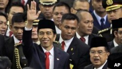 Presiden Joko Widodo bersama Wakil Presiden Jusuf Kalla usai pelantikan di Gedung DPR/MPR (20/10). (AP/Dita Alangkara)