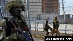 Russian servicemen patroling near the Kakhovka Hydroelectric Power Plant, Kherson Oblast, Ukraine, on May 20, 2022. (Photo by Olga Maltseva / AFP) 