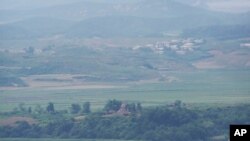 지난 6월 한국 파주에서 바라본 북한군 초소와 마을.