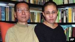 Chinese dissident Liu Xiaobo (L) his wife Liu Xia (file photo – 22 Oct. 2002)