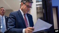 Prezidan Chanm Depite Etazini Mike Johnson (Repibliken Lwizyann) pare pou pale ak jounalis yo nan Washington, 11 Fevriye 2025. 