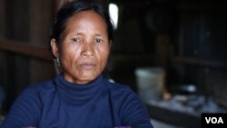 អ្នកស្រី ល្មាម ផ្ចាញ អាយុ៤៥ឆ្នាំ ជនជាតិដើម​ភាគតិច​កាចក រស់នៅ​ក្នុង​ភូមិកាក់ ឃុំតាឡាវ ស្រុក​អណ្តូងមាស ខេត្តរតនគិរី ដែល​រងគ្រោះ​ក្នុង​ជម្លោះ​ដីធ្លី​ជាមួយ​ក្រុមហ៊ុន​កៅស៊ូ​វៀតណាម។ (ស៊ុន ណារិន/VOA)