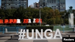 ស្លាក​សញ្ញា​កិច្ចប្រជុំ​ជាន់ខ្ពស់​អង្គការ​សហប្រជាជាតិ​លើក​ទី ៧៥ ដែល​ត្រូវ​ធ្វើ​អនឡាញ​ទាំងស្រុង ដោយសារ​ការ​រាតត្បាត​នៃ​ជំងឺ​កូវីដ១៩ ទីក្រុង​ញូវយ៉ក ថ្ងៃ​ទី ២០ ខែកញ្ញា ឆ្នាំ២០២០។ 