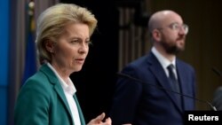 우르줄라 폰데어라이엔 EU 집행위원장과 샤를 미셸 EU 정상회의 상임의장이 16일 벨기에 브뤼셀에서 주요 7개국 화상회의를 마친 후 기자회견을 했다.