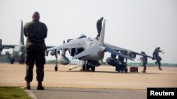 지난해 4월 '맥스선더' 미한 연합훈련에 참가한 미 해병 311 공격전대 대원들이 군산 전투비행장에서 AV-8B 해리어 전투기를 점검하고 있다.