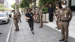 Tanat Thanakitamnuay dalam aksi protes 'konvoi mobil (car mob)' melalui area paling eksklusif di Bangkok. (VOA/Vijitra Duangdee)