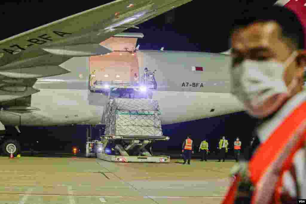 វ៉ាក់សាំង​បង្ការ​ជំងឺ​កូវីដ១៩ ​របស់​ក្រុមហ៊ុន​ AstraZeneca​ មក​ដល់​អាកាសយានដ្ឋានអន្តរជាតិភ្នំពេញ ថ្ងៃ​អង្គារ​ ទី​២​ ខែ​មីនា​ ឆ្នាំ​២០២១​។ (ខាន់ សុគុំមនោ/​វីអូអេ​)