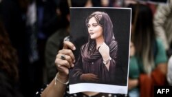 تصویری از مهسا (ژینا) امینی در جریان یکی از اعتراضات به کشته‌شدن او