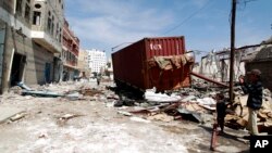 Perumahan yang porak-poranda akibat serangan udara Saudi di Sana'a, Senin (26/10).