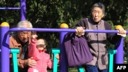 中国的一胎化政策被批评导致社会迅速老龄化，衍生出一系列经济和社会问题