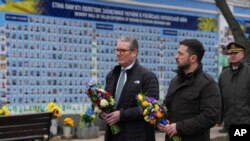 Кир Стармер и Владимир Зеленский у Стены Памяти. Киев, 16 января 2025 г. 