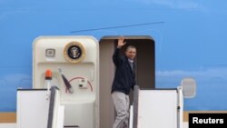 奥巴马总统3月23日在安曼机场登上空军一号座机时，向人们招手