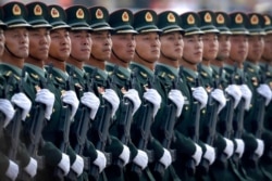 Tentara Tentara Pembebasan Rakyat China dalam formasi barisan selama parade memperingati 70 tahun berdirinya Republik Rakyat China di Beijing, 1 Oktober 2019.