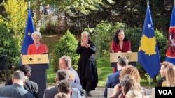 Predsednica EK Ursula fon Der Lajen i predsednica Kosova Vjosa Osmani na konferenciji za novinare u Prištini, 27. oktobra 2022. 