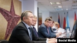 პუტინის ყოფილი მრჩეველი სერგეი გლაზევი, მოსკოვში "ალტ ინფოსთან" შეხვედრაზე