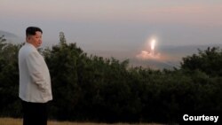 김정은 북한 국무위원장이 모처에서 미사일 발사 현장을 지켜보고 있다. 조선중앙통신이 10일 공개한 사진. 