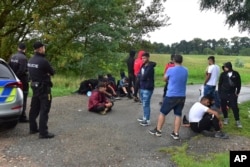 Polisi Ceko melakukan pemeriksaan acak di dekat perbatasan Ceko-Slovakia dan di jalan-jalan ramai di bagian pedalaman Republik Ceko. Polisi menahan 22 migran ilegal di Rohatec, Republik Ceko, 15 September 2022. (CTK via AP/Vaclav Salek)