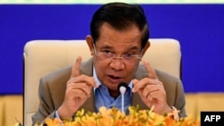 រូប​ឯកសារ៖ លោក​នាយករដ្ឋមន្ត្រី​ ហ៊ុន សែន ថ្លែង​នៅ​ក្នុង​សន្និសីទ​សារព័ត៌មាន​មួយ​នៅ​វិមាន​សន្តិភាព​​ក្នុង​រាជធានី​ភ្នំពេញ កាល​ពី​ថ្ងៃ​ទី​១៧ ខែ​កញ្ញា ឆ្នាំ​២០២១។