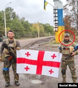 ქართველი მოხალისე მიხეილ ყაფლანიშვილი (მარჯვნივ) ხარკივის ოლქის, ქალაქ კუპიანსკის გათავისუფლების დროს