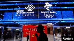 지난 2021년 7월 중국 베이징에서 열린 컨퍼런스 방문객이 차이나 유니콤 전시관을 지나가고 있다. (자료사진)